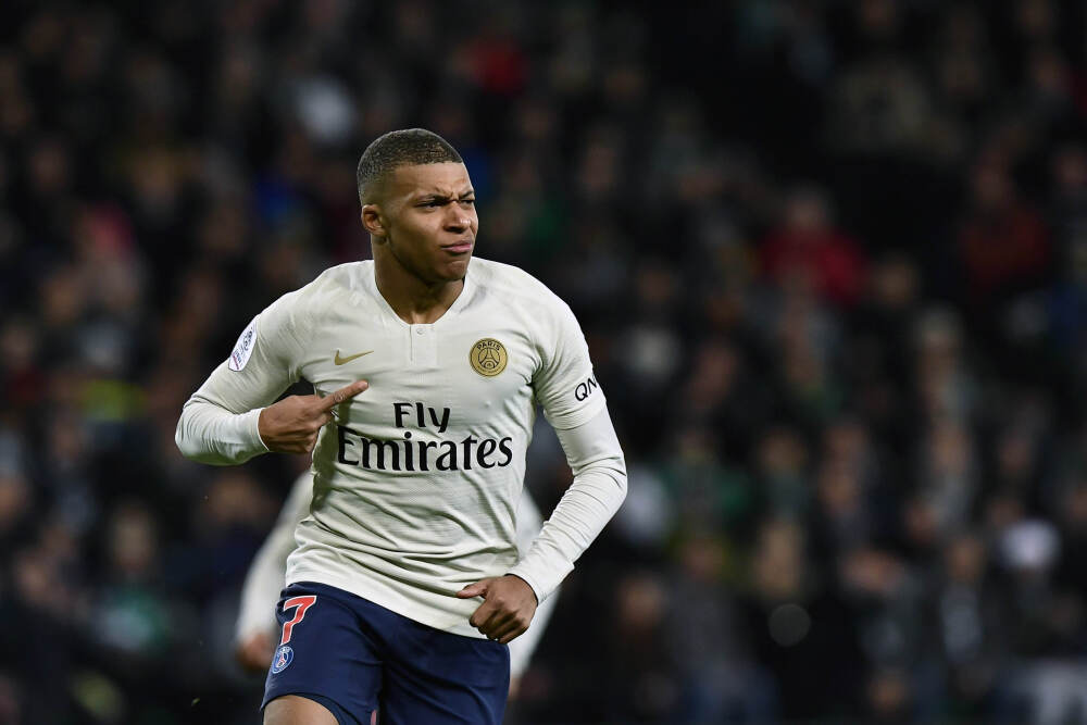   星星缀于眉眼间，这款妆容让日常也闪耀心动